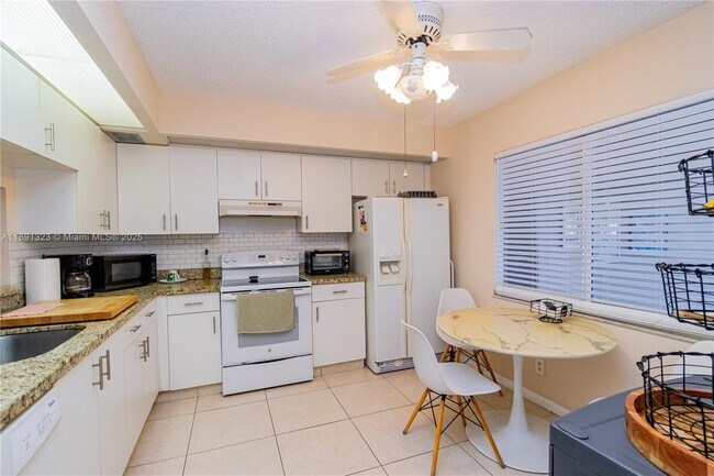 Foto del edificio - 13100 SW 11th Ct