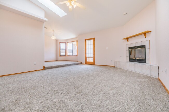 Building Photo - Inviting 3 Bed 2 Bath - Pet Friendly!