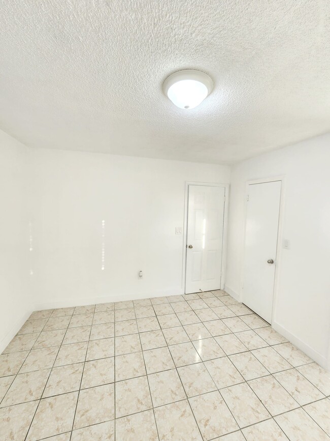 Building Photo - Buena Ventura