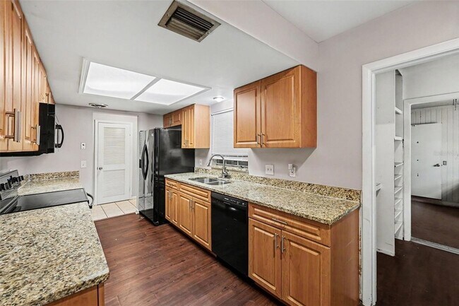 Foto del edificio - 14706 Carnation Dr