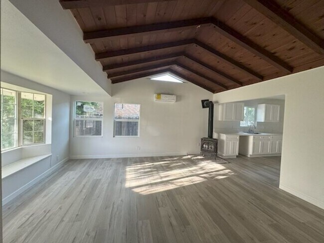 Foto del edificio - Charming Woodland Hills3+2  Home completely remodeled