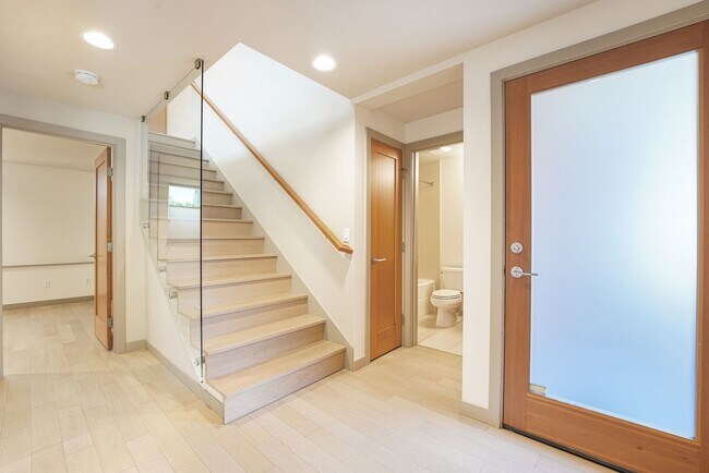 Building Photo - Fremonts Best Townhome