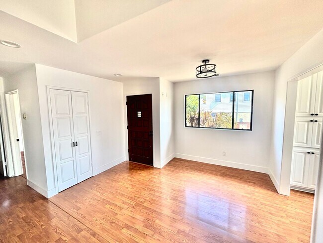 Foto del edificio - Spacious Private back house, W/D hookups, Garage, Walk-in closet