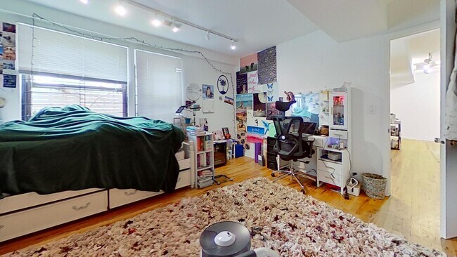 Foto del edificio - 2638 N Wayne Ave