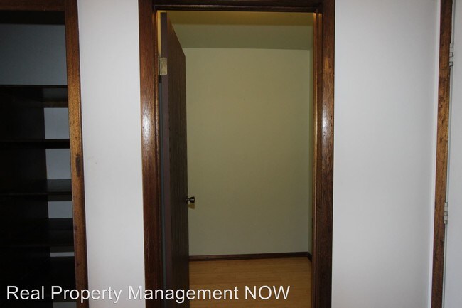 Foto del edificio - 3233 Lakeside Dr