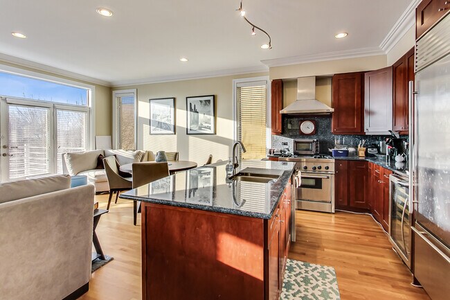 Foto del edificio - 2442 N Southport Ave