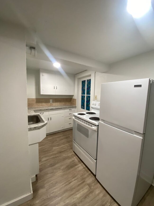 Foto del edificio - Charming Studio with Shared Patio and Coin-Op Laundry