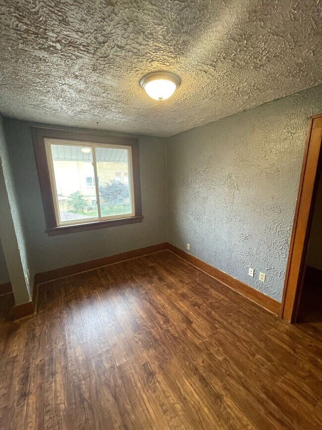 Foto del edificio - N89W16206/16208 Cleveland Ave. (Duplex)