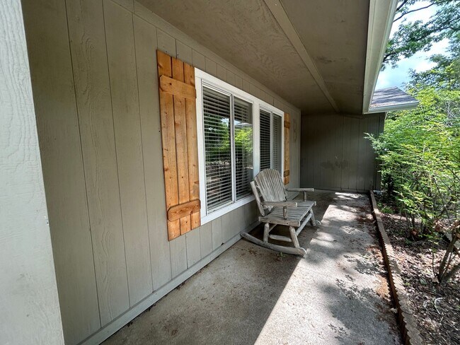 Building Photo - One level 3 bed/2 bath spacious home with ...