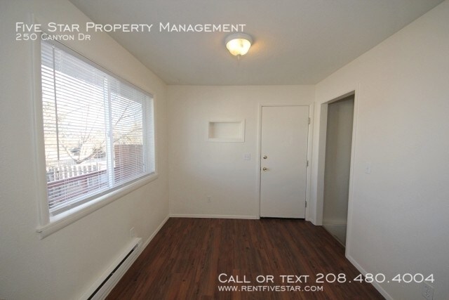 Foto del edificio - 250 Canyon Dr