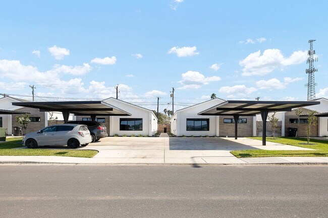 Building Photo - 2701 Robin Rd
