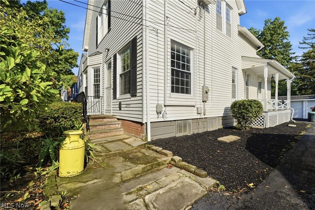 Building Photo - 22955 Fairmount Blvd