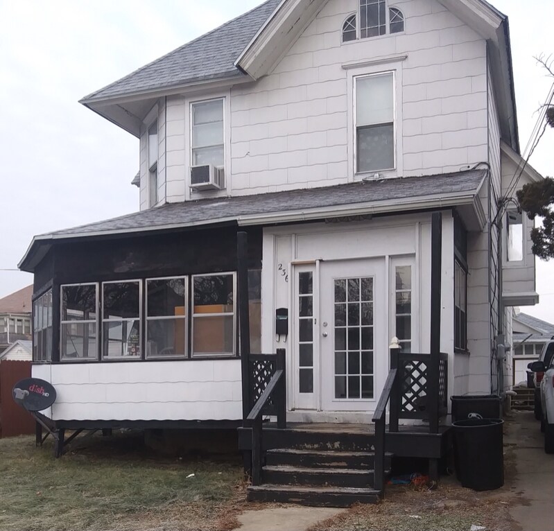 236 W Broadway St, Freeport, IL 61032 Room for Rent in Freeport, IL