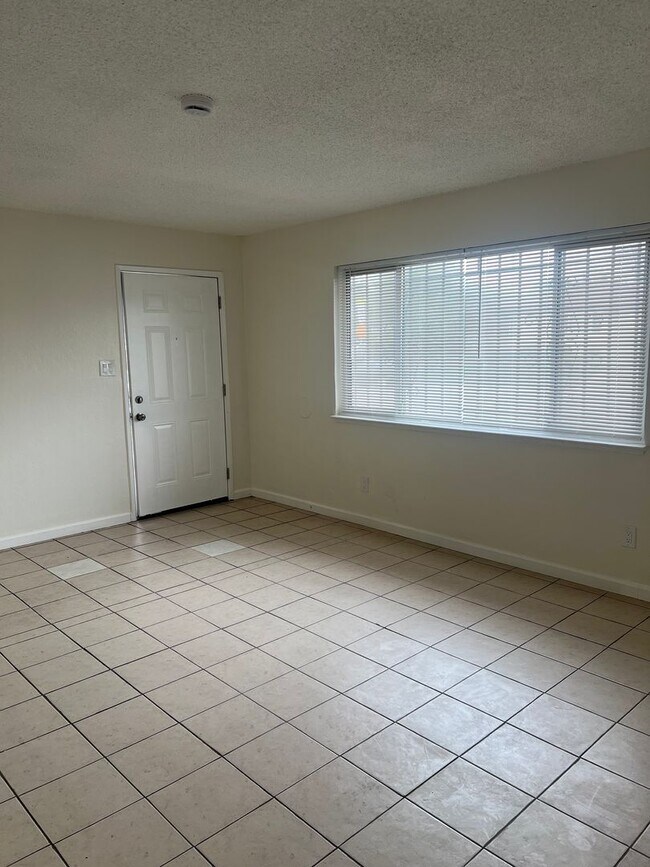 Foto del edificio - ADORABLE 2 BED DUPLEX WITH NEWER KITCHEN!!