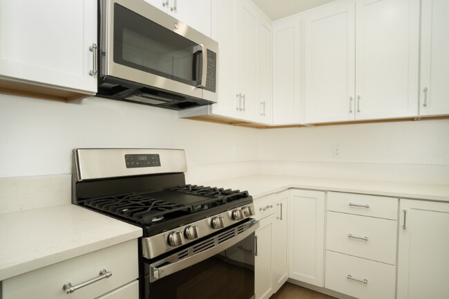 Building Photo - 252 S Doheny Dr