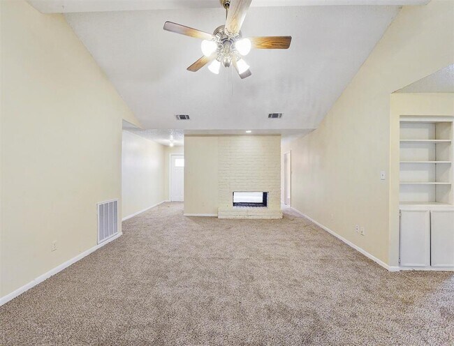 Building Photo - 13835 Oakwood Ln