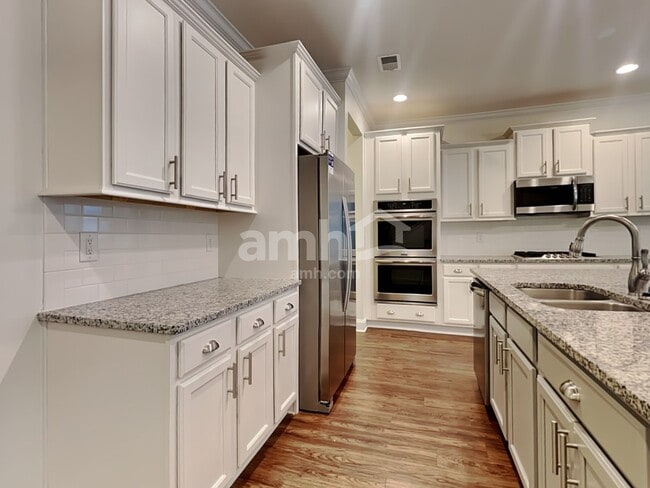 Building Photo - 111 Doral Blue Dr