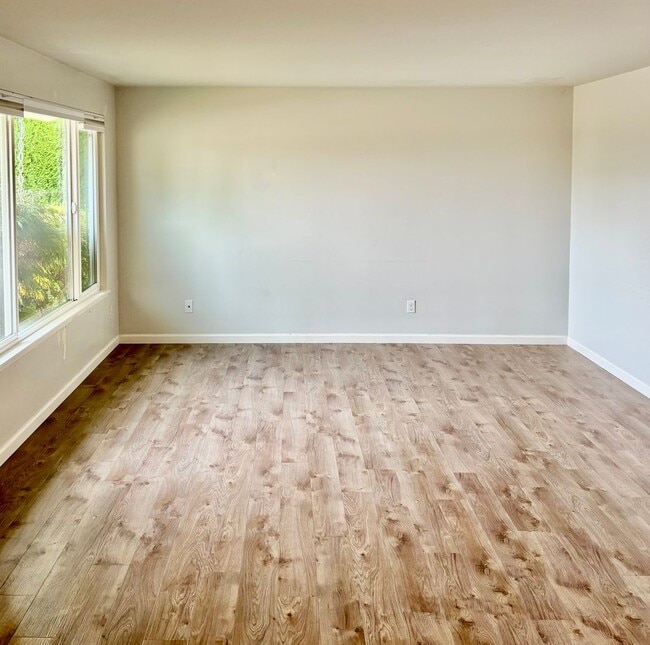 Building Photo - 2 Bed / 1 Bath Downtown Carnation duplex $...