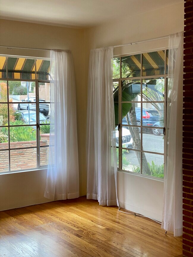 Vista - 1935 1/2 Palmerston Pl