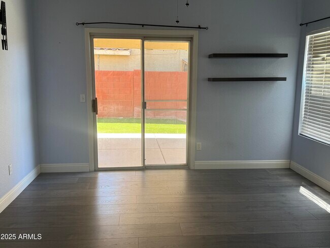 Foto del edificio - 2307 E Winchester Pl
