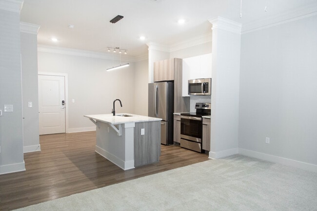 Building Photo - Crowne at 501