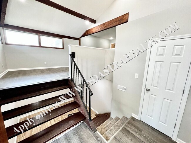 Foto del edificio - Spacious Shawnee Duplex-Available NOW!!