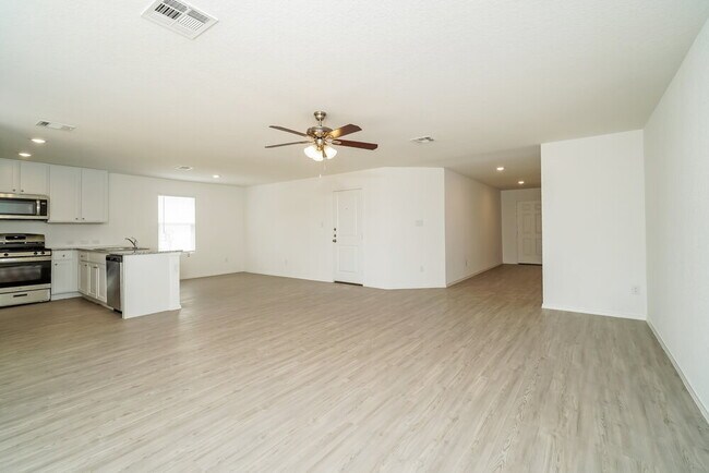 Building Photo - 2407 Lake Hls