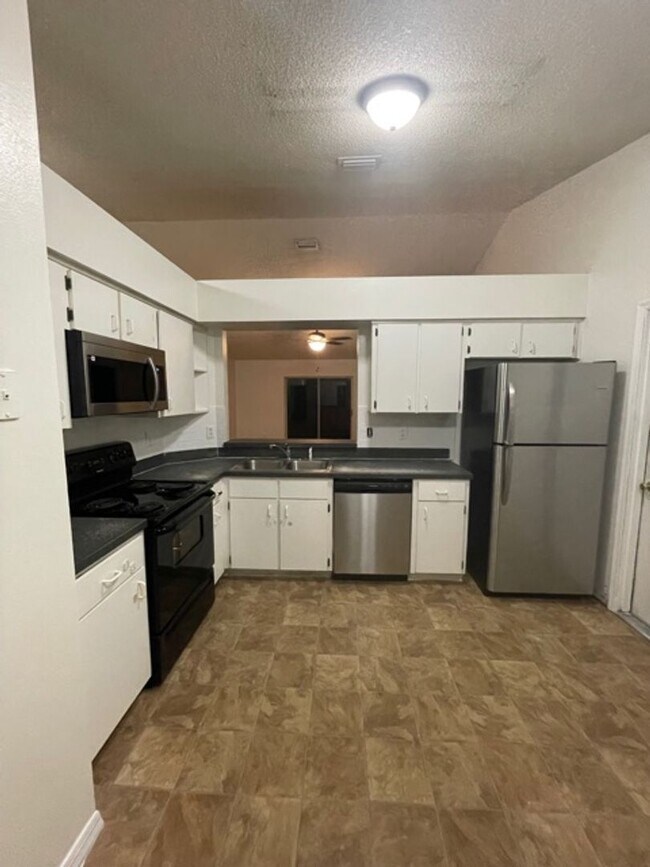 Foto del edificio - 3 Bed 2 Bath Home | Pet Friendly | Double ...