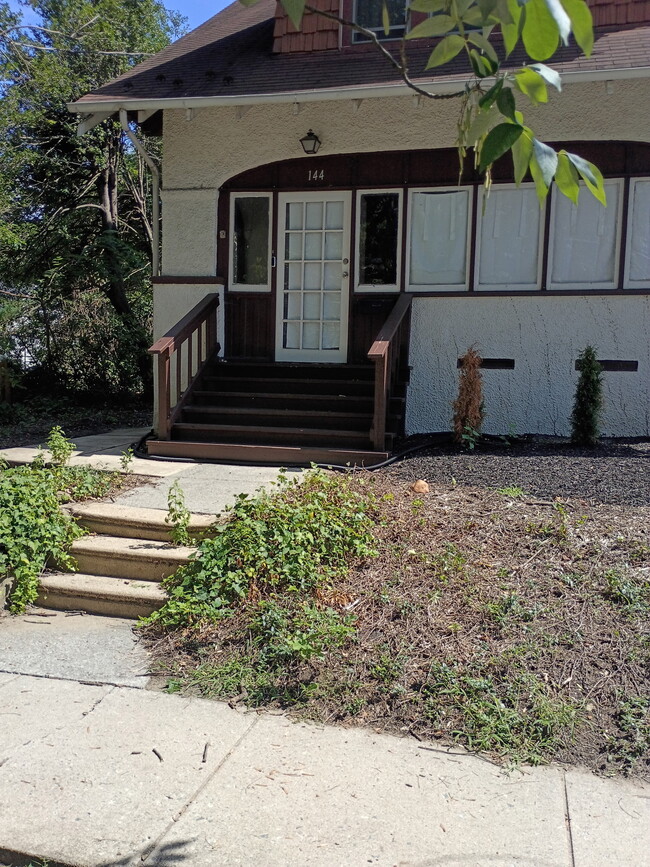 Building Photo - 144 Fern Ave