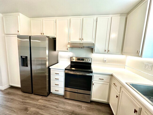Building Photo - Charming upper level, 2 bedroom, 1 bath co...