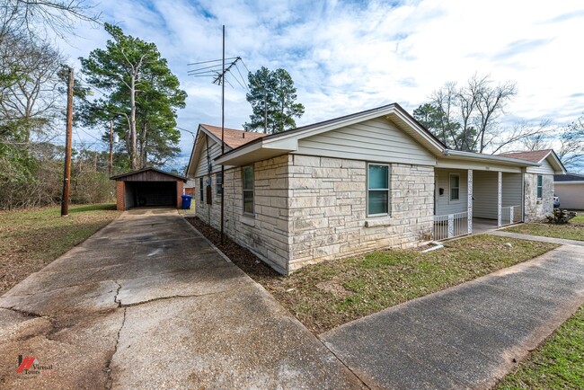 Building Photo - Four Bed Two Bath Southern Hills Home