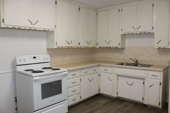 Building Photo - 3-4 Bedrooms!