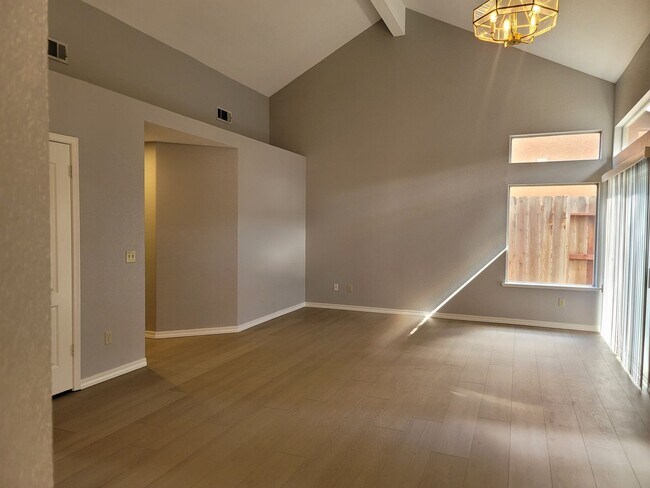 Building Photo - Oakdale Beauty