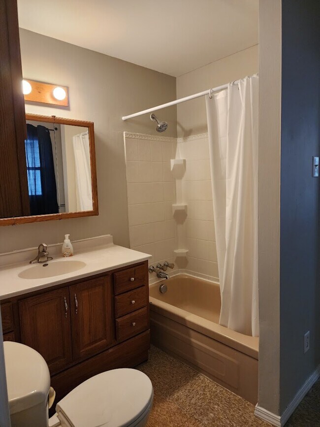 Building Photo - 2028 E Prairie St