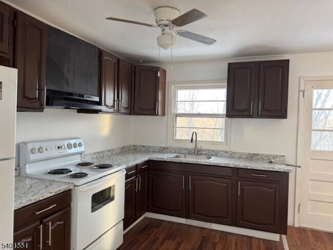 Foto del edificio - 59 Lakeview Dr