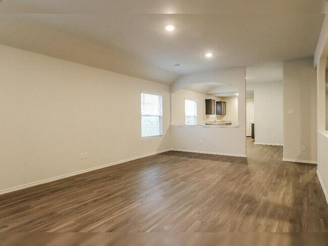 Building Photo - 512 Thompson Pl