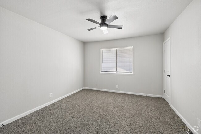 Casa adosada de 2 dormitorios y 1,5 baños - 960 pies cuadrados - Primer dormitorio - Lakewood Gardens