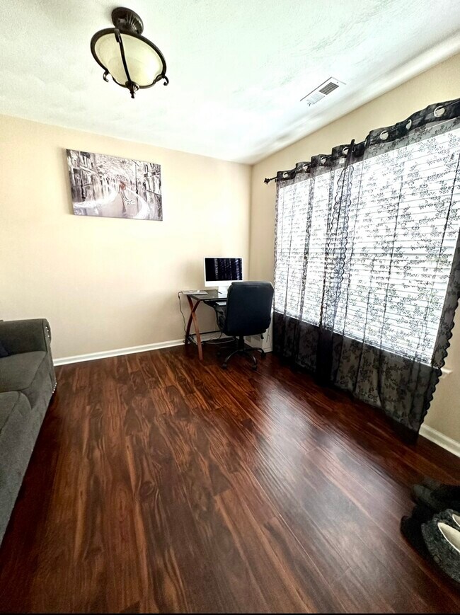 Foto del edificio - 5123 Bute St