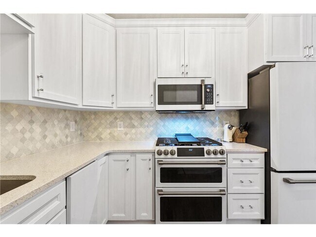 Foto del edificio - Updated 3BR Townhome in Rogers | Garage + Pool Access