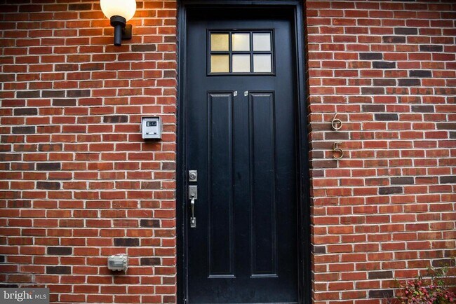 Building Photo - 158 W Thompson St
