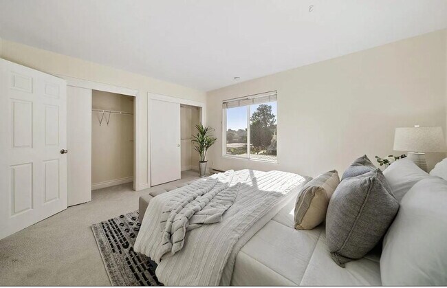 Foto del edificio - 1 bedroom plus loft features a functional floorplan with high ceilings