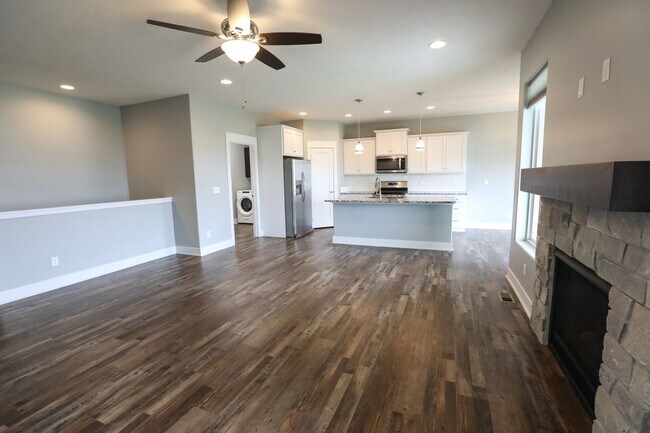 Building Photo - Beautiful Rental Home