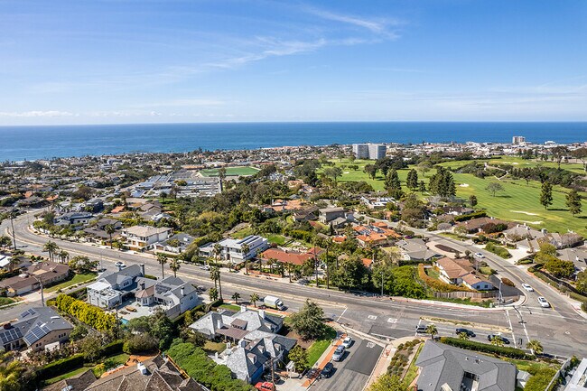 The La Jolla Country Club hosts golfers and events.