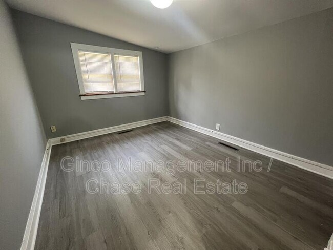 Foto del edificio - 1224 N Cedar Rd