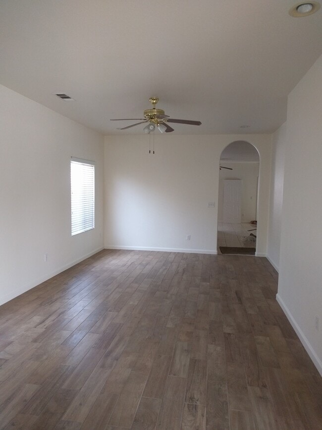 Foto del edificio - Huge 4-bedroom single story home