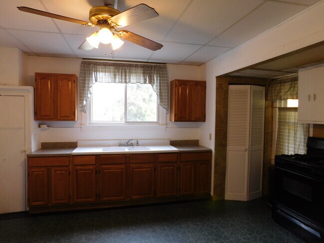 Kitchen - 480 Marian Ave