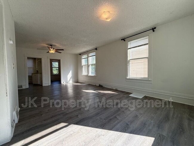 Building Photo - 911 5th Ave N