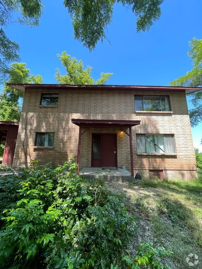 Building Photo - 611 Addison St