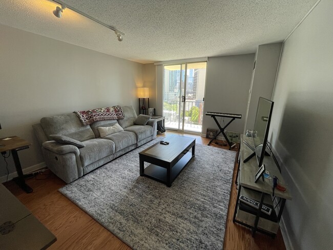 Building Photo - 1212N N La Salle Dr