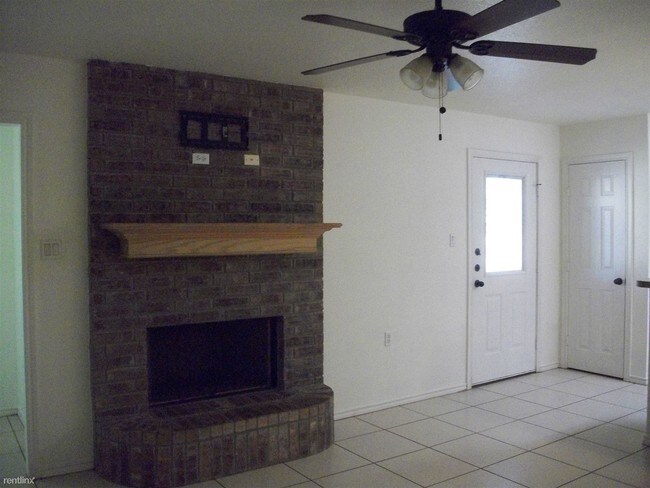 Building Photo - 715 N Pecan St